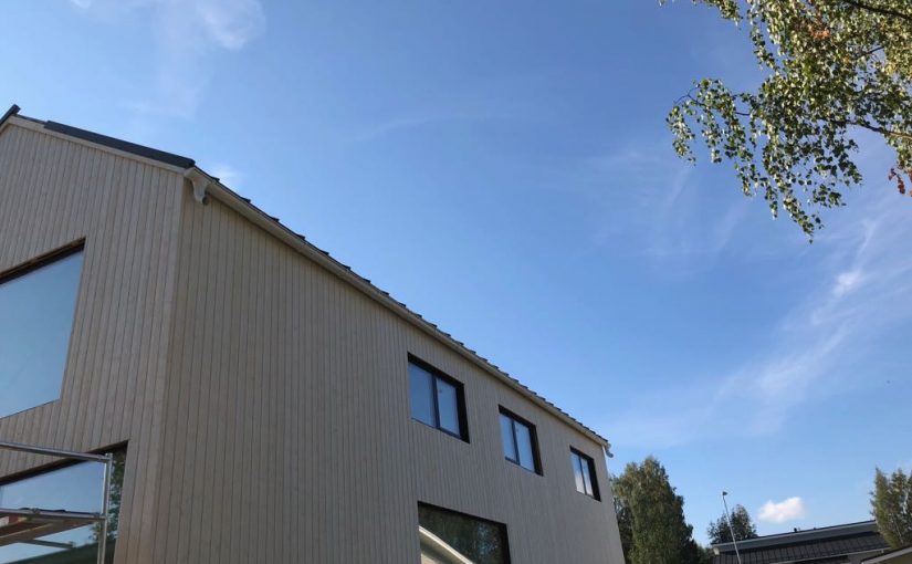 Sadevesijärjestelmän vesikourut ja syöksyt suunniteltua aikaisemmin paikalleen syyssateiden vuoksi